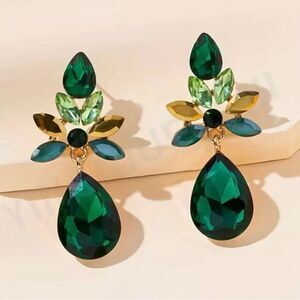 💚 NEW Sparkling Chic Emerald and Gold Crystal Leaf Earrings 💚